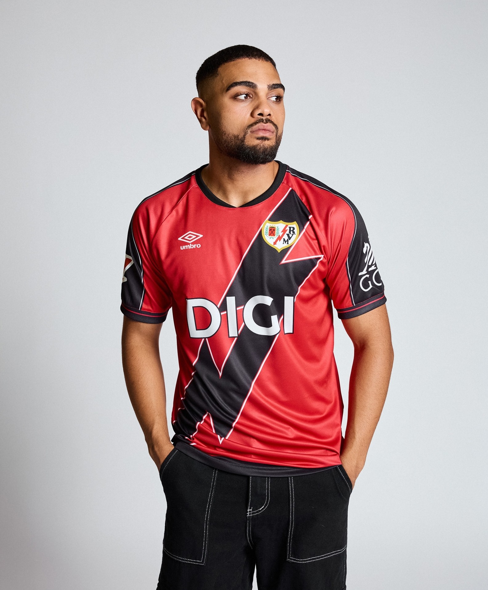 Camiseta blanca con franja roja del Rayo Vallecano