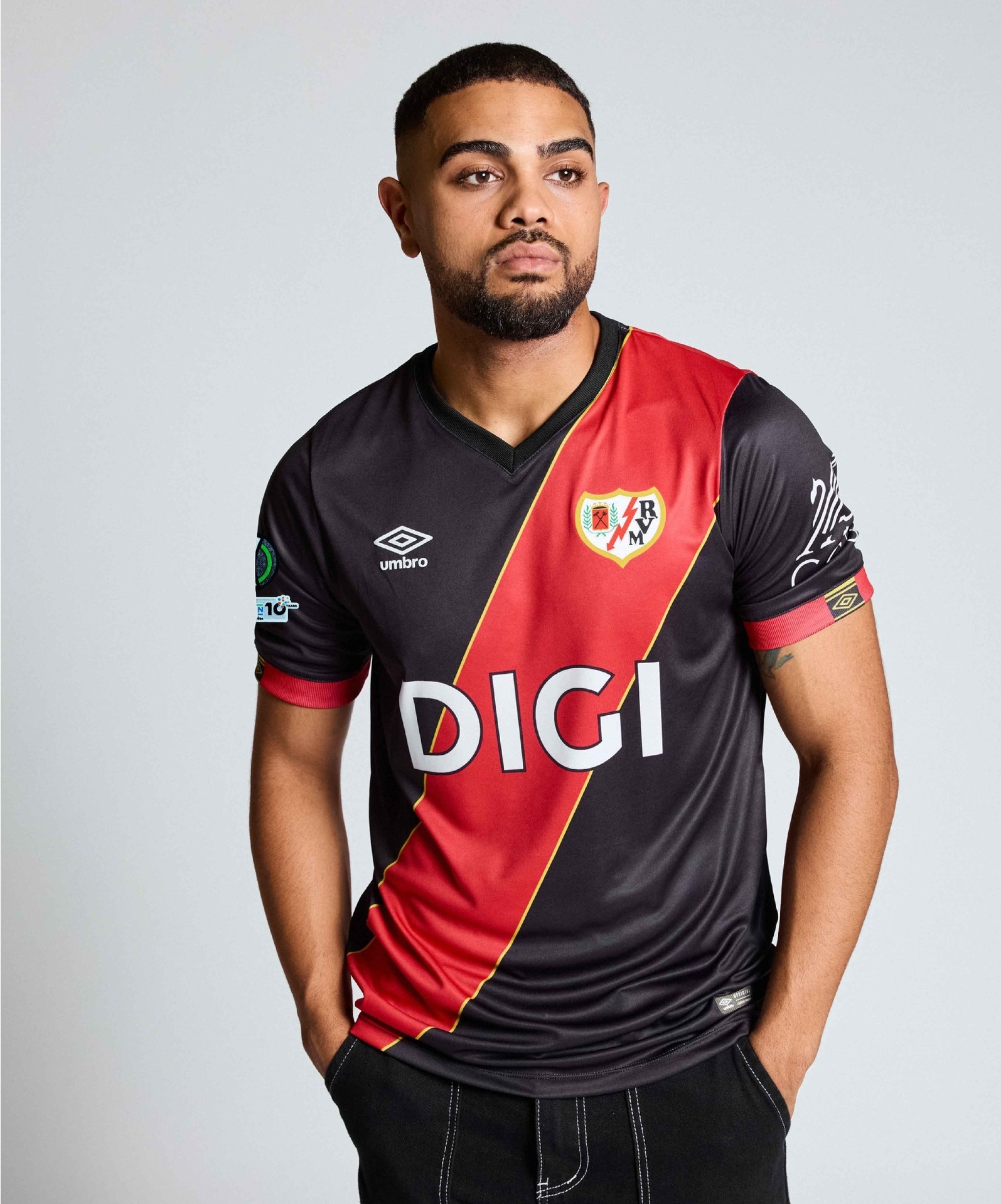 Camiseta blanca con franja roja del Rayo Vallecano